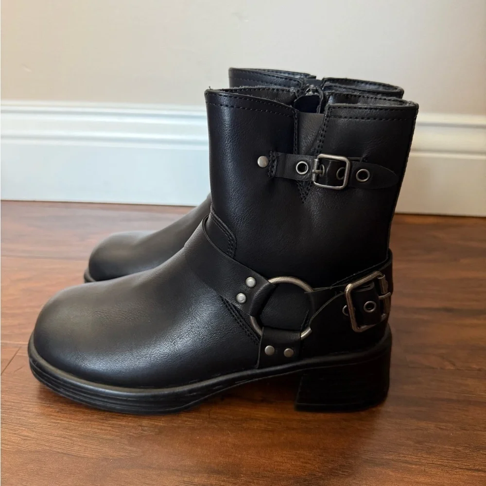 NWOT Steve Madden Girls JFlyer Black Moto Boots with Buckle Detail-Size 2